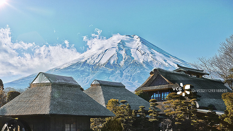 富士山是日本第一高山峰，也是亚洲第二高的火山。图片素材