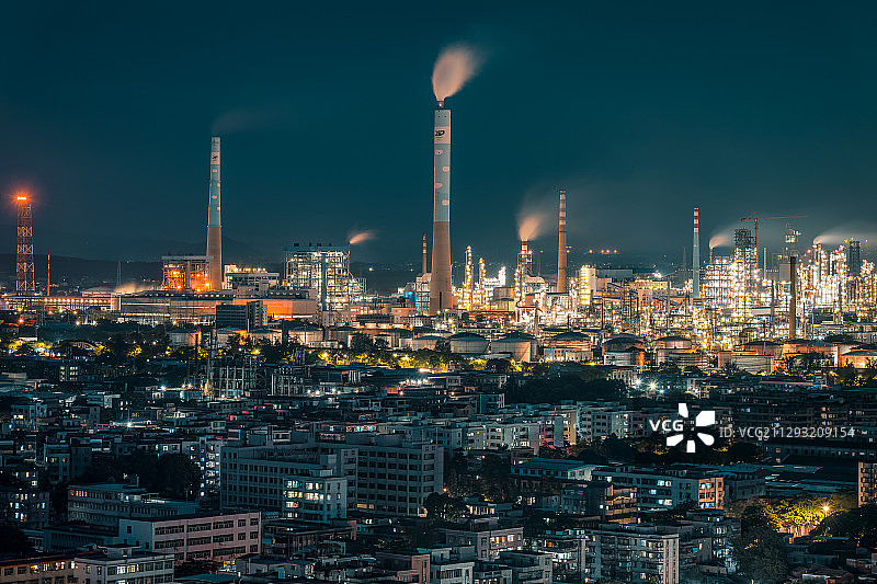 夜幕下的油厂图片素材