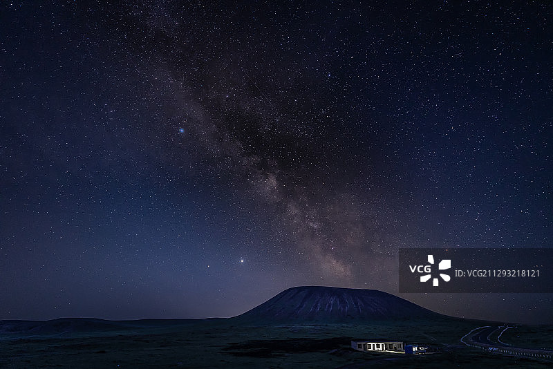乌兰哈达火山群上空的银河图片素材