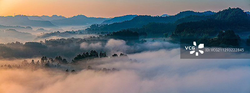 云雾漫山美如画图片素材