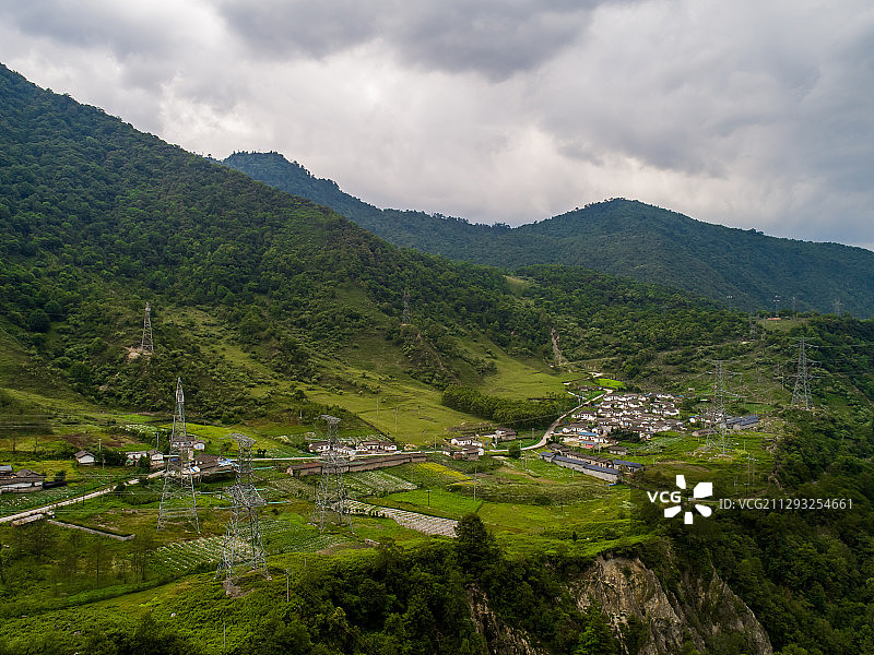 四川省雅安市汉源县航拍山区公路图片素材