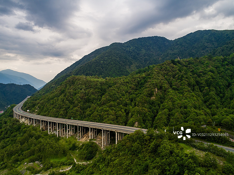四川省雅安市汉源县航拍山区公路图片素材