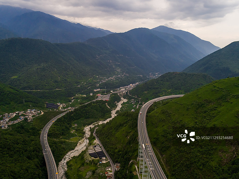 四川省雅安市汉源县航拍山区公路图片素材