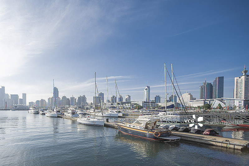 青岛海滨游艇码头图片素材