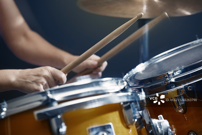 手持鼓槌的演奏者和架子鼓图片素材