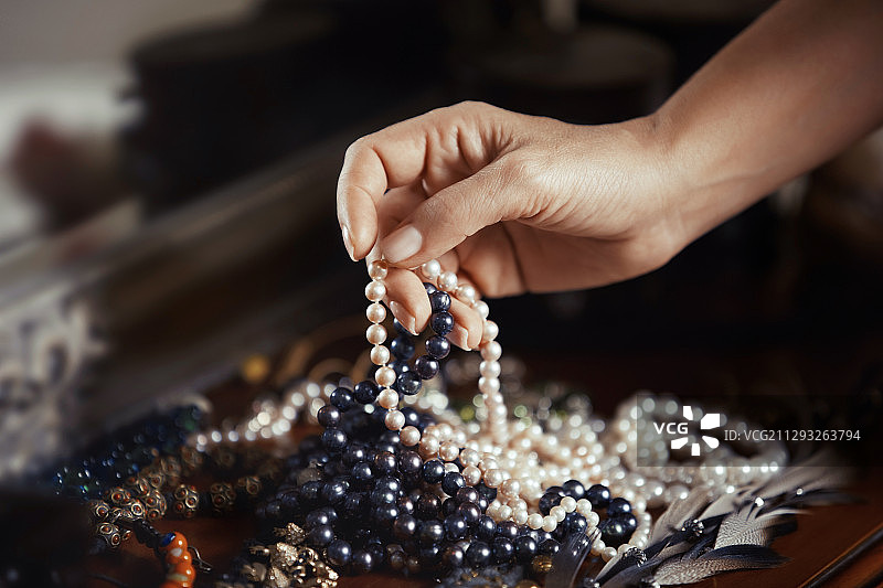 女性手拿珍珠图片素材