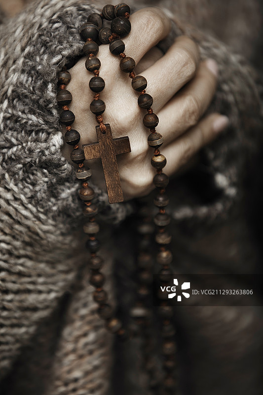 手持天主教十字架念珠图片素材