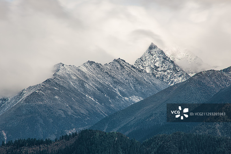 雪山迷雾图片素材