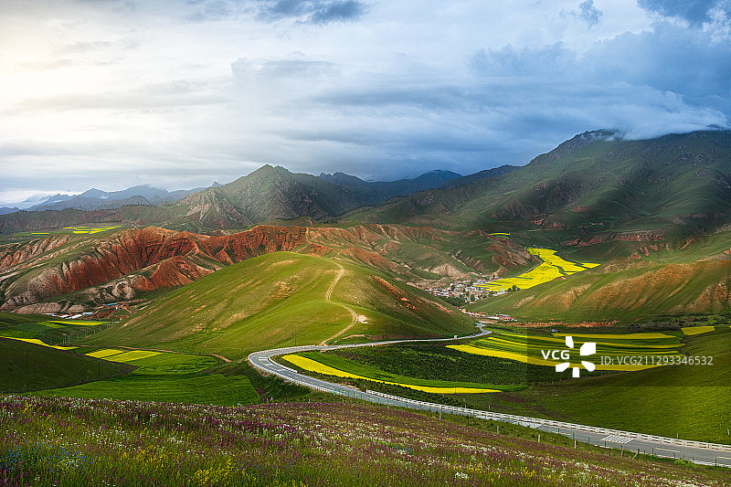七彩祁连卓尔山图片素材
