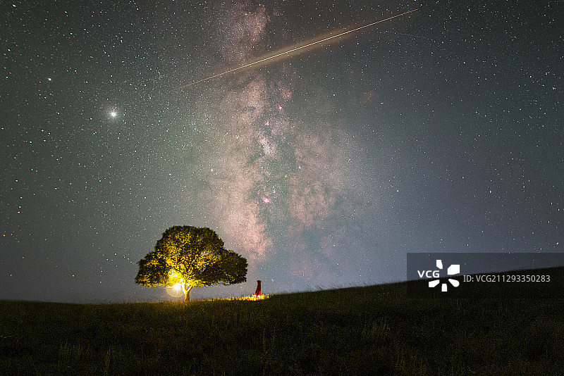 祈祷着流星的到来图片素材