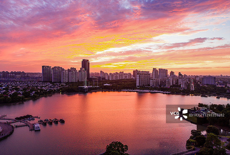 上海松江 泰晤士小镇华亭湖绚丽朝霞图片素材