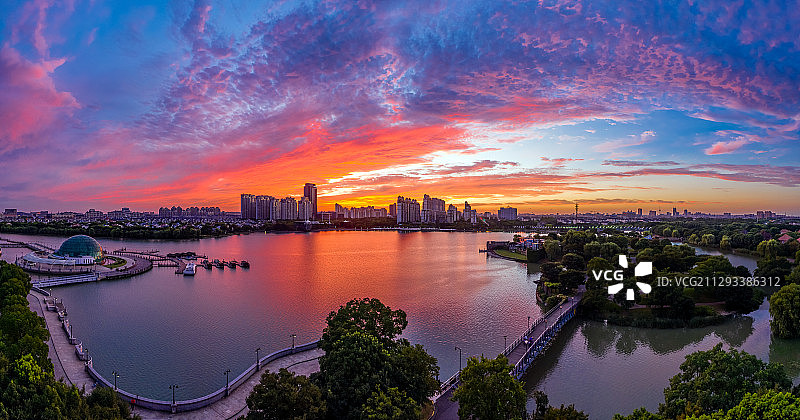 上海松江 泰晤士小镇华亭湖绚丽朝霞图片素材
