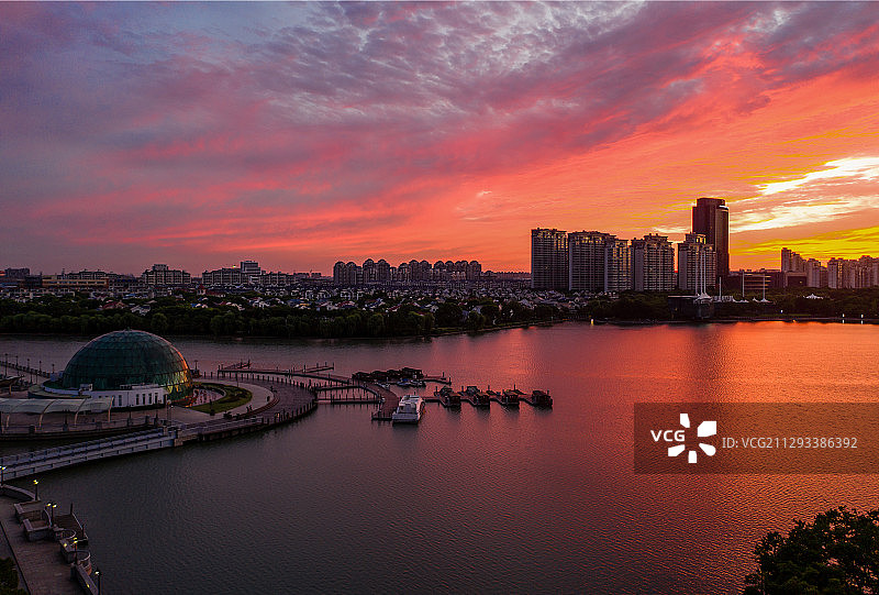 上海松江 泰晤士小镇华亭湖绚丽朝霞图片素材