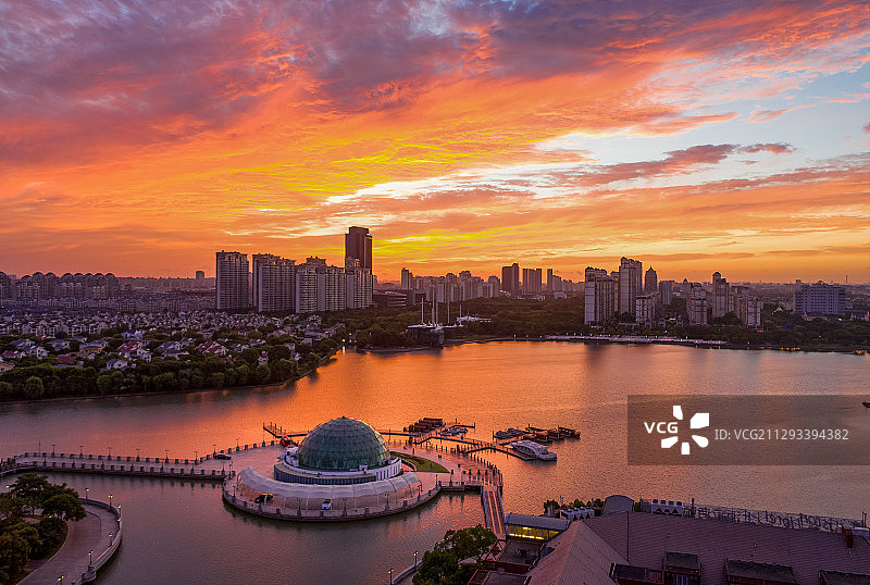 上海松江 泰晤士小镇华亭湖绚丽朝霞图片素材