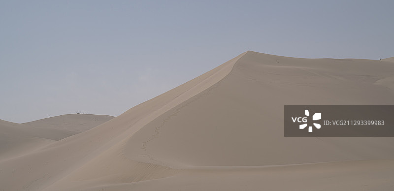 鸣沙山的纹理，沙子细腻，沙山明暗交错，线条柔和优美。图片素材