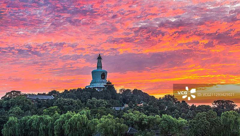 中国首都北京古都北海公园白塔日出火烧云古建筑朝霞黎明湖倒影船图片素材