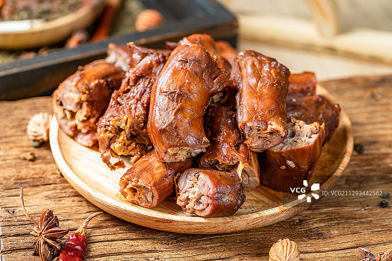 餐桌上的美味鸭脖子图片素材