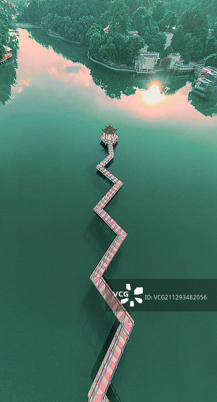 曲桥与亭图片素材