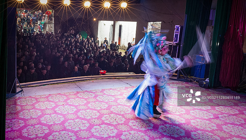 一个演员正在舞台上表演婺剧（金华戏）图片素材