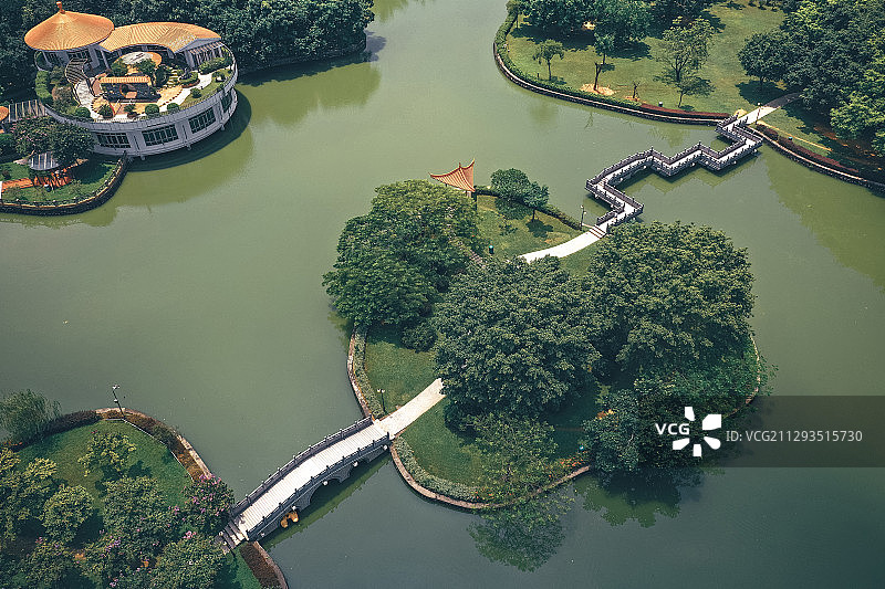 湖中岛上三角亭+广东省东莞市虎门镇虎门公园图片素材