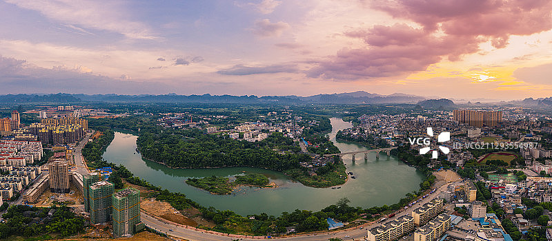 航拍左江环绕的龙州县城全景图片素材