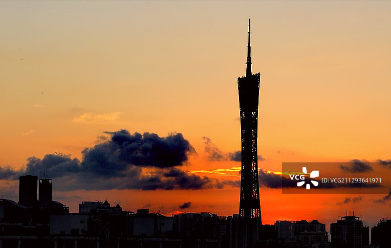 日出骄阳即将从广州塔升起图片素材