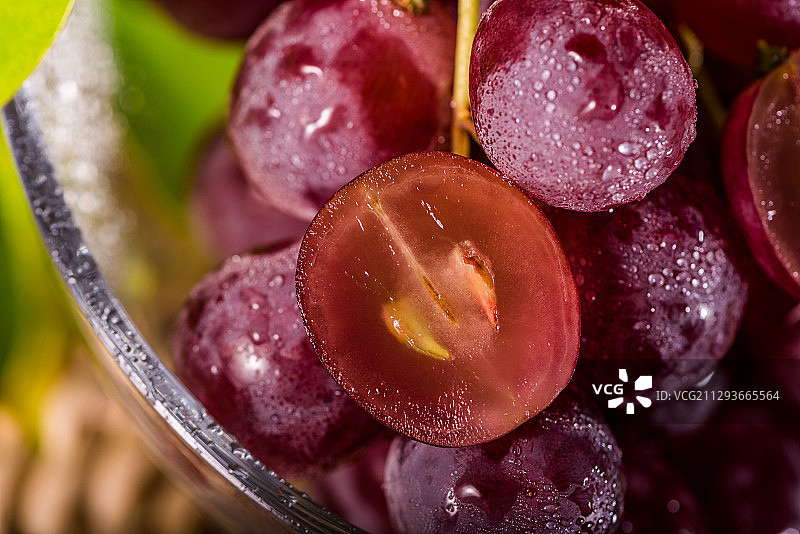 新鲜多汁的红提图片素材