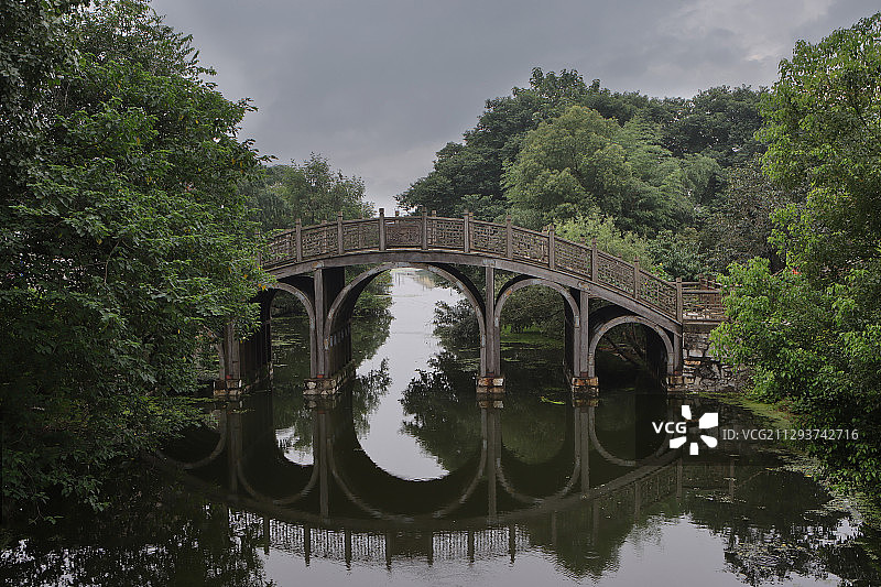 古老的木制拱桥--漆桥图片素材