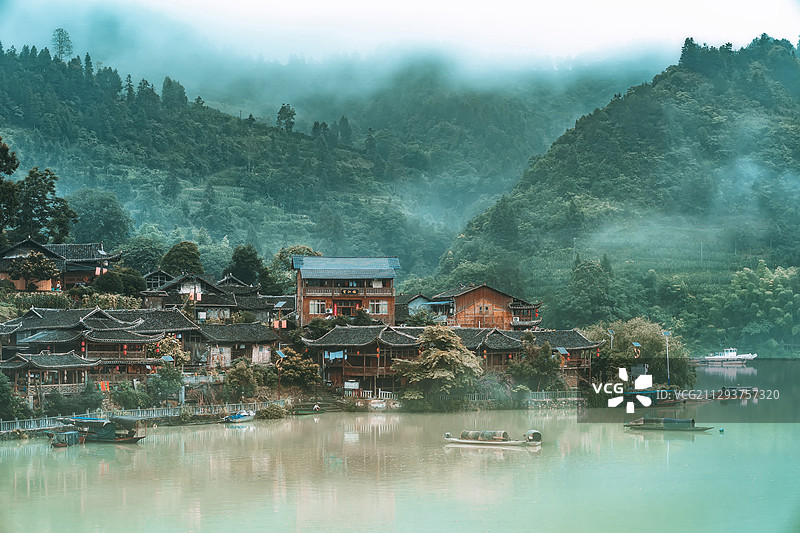 清晨下的酉阳河湾山寨图片素材