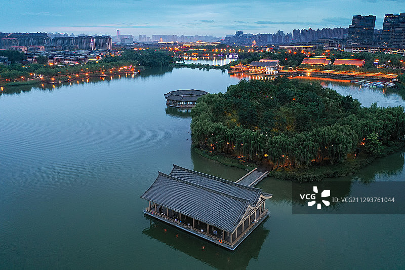 藕香榭与荷廊+陕西省西安市雁塔区曲江池遗址公园图片素材