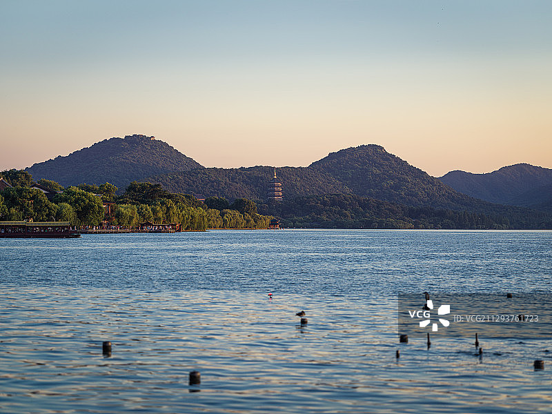 浙江杭州西湖日落黄昏湖水雷峰塔湖面山峦图片素材