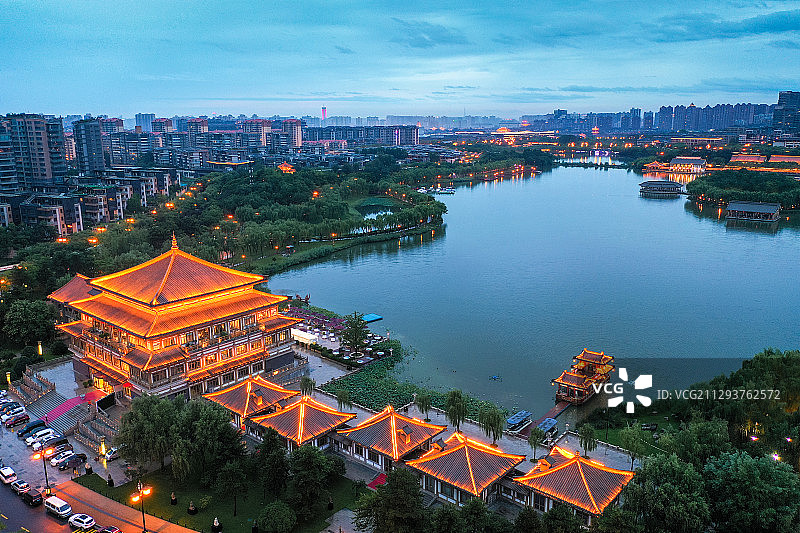 阅江楼与曲江池+陕西省西安市雁塔区曲江池遗址公园图片素材