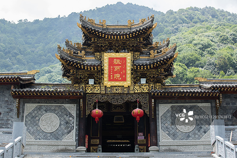四川省凉山彝族自治州冕宁县灵山寺匾额特写图片素材
