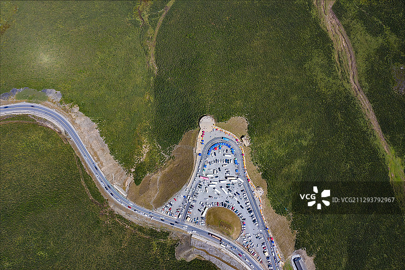 航拍中国青海省海北藏族自治州门源百里油菜花海达坂山观景台图片素材