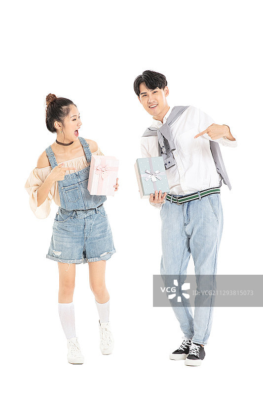 手拿礼品盒的年轻情侣图片素材