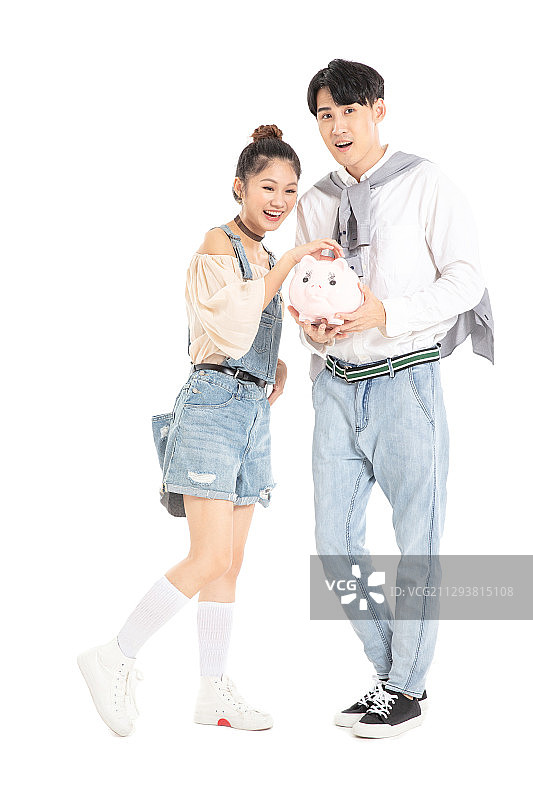 手拿存钱罐的青年情侣图片素材