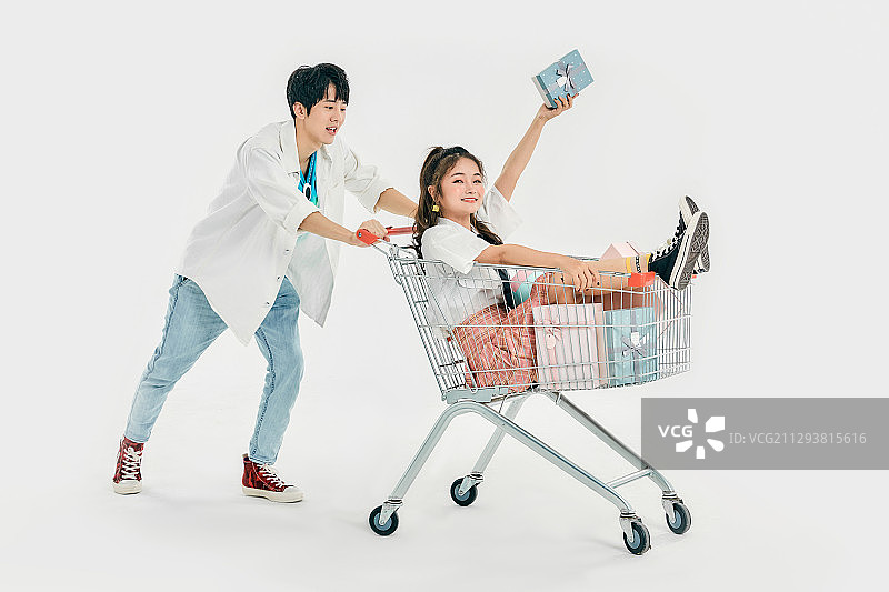 坐在购物车里的年轻女生图片素材