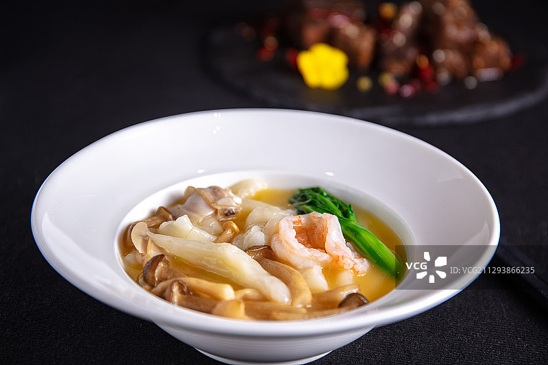 菌菇海鲜面鱼汤图片素材