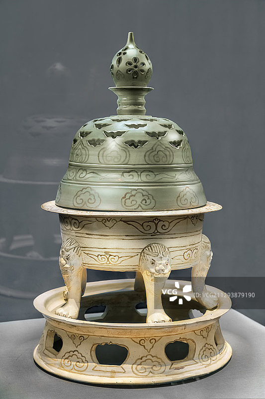 越窑青釉褐彩云纹香炉，唐代，禁止出国展览文物，吴越国王钱镠母亲水丘氏墓出土，临安博物馆藏图片素材