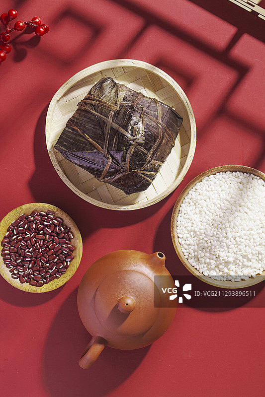 端午节粽子材料和一把紫砂壶图片素材