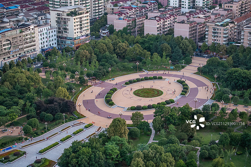 航拍视角，广场绿化带，城市街道图片素材