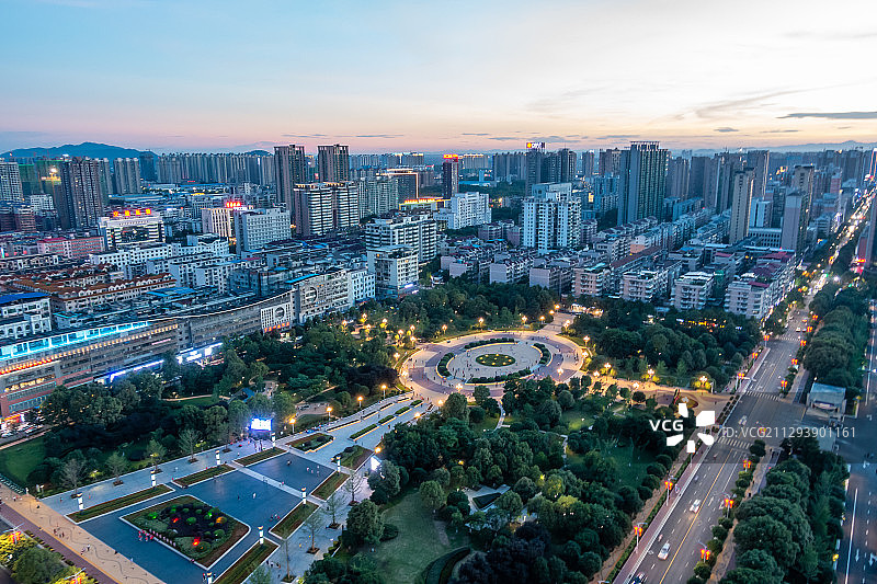 航拍视角，城市公园夜景图片素材