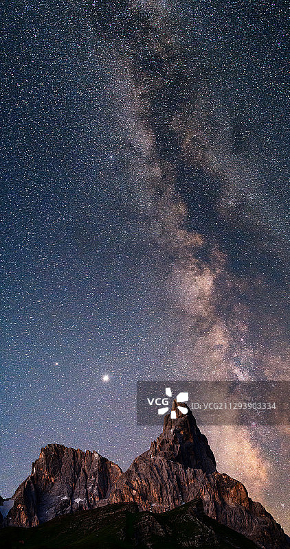 山峰与银河图片素材