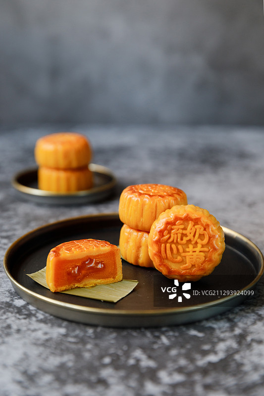 中秋节糕点奶黄流心月饼图片素材