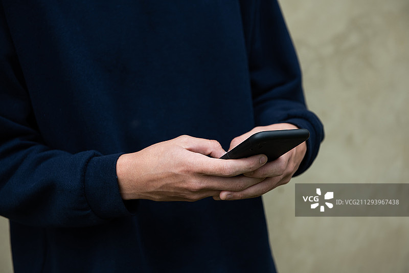 在花园中使用智能手机的手部特写图片素材