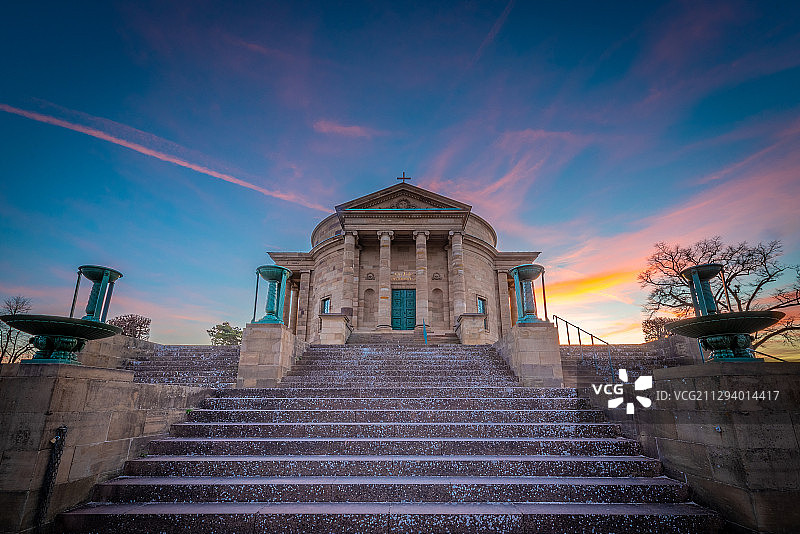 朝霞中的德国斯图加特山顶墓堂，一座颇具特色的东正教建筑图片素材