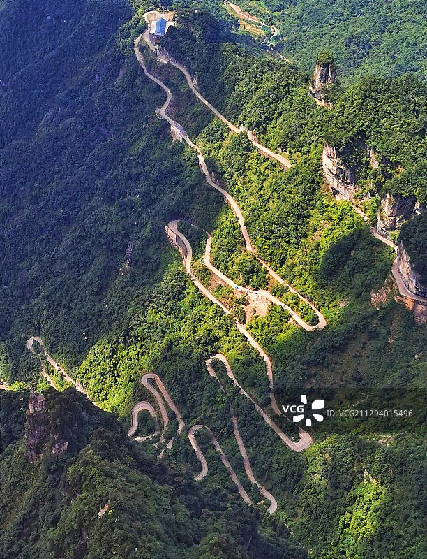 《山路弯弯》（二） 站在天门山峰顶 俯看山下山路弯弯……图片素材