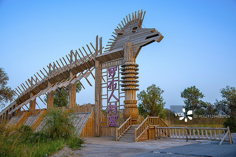 新疆尉犁县罗布人村寨“鱼骨”木牌楼图片素材