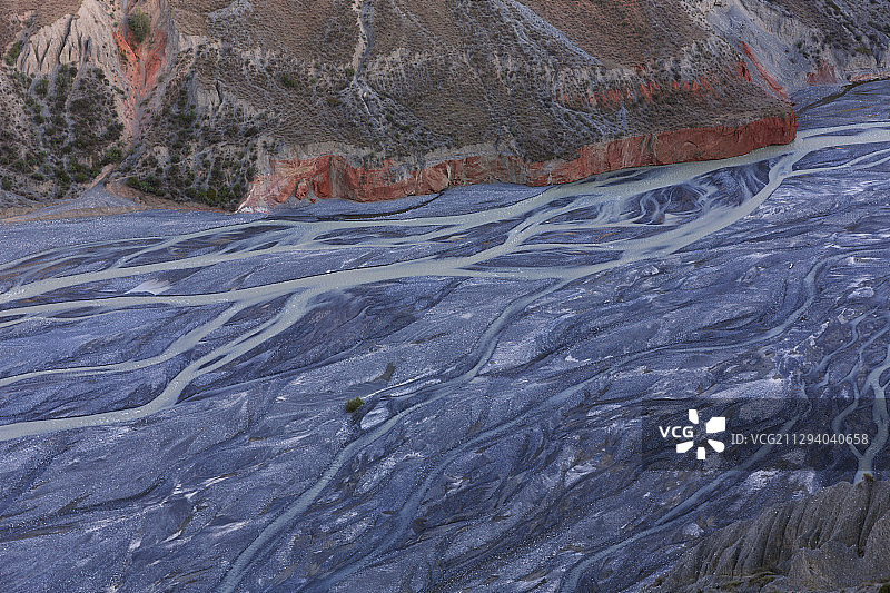 峡谷中，河水的冲刷展现出大地的脉络（省道S101，新疆）图片素材