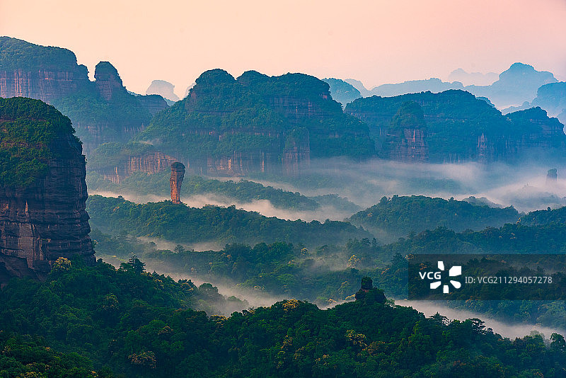 蜡烛峰晨雾图片素材